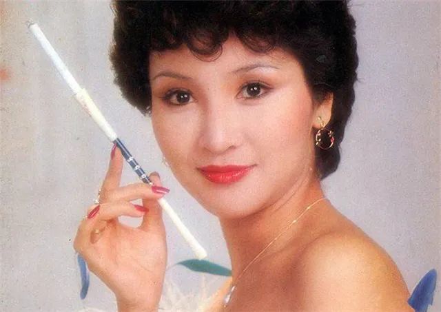 狄波拉年轻颜值巅峰(“一代美后”狄波拉的香江艳史)