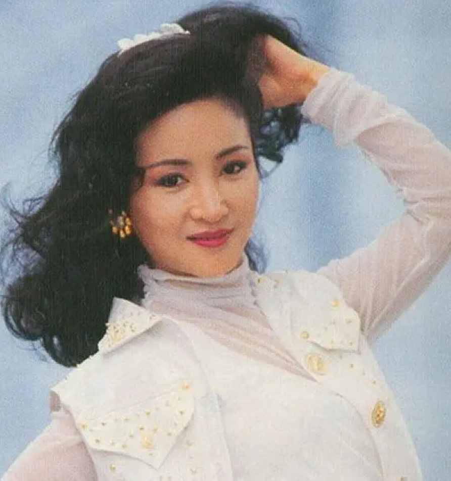 狄波拉年轻颜值巅峰(“一代美后”狄波拉的香江艳史)