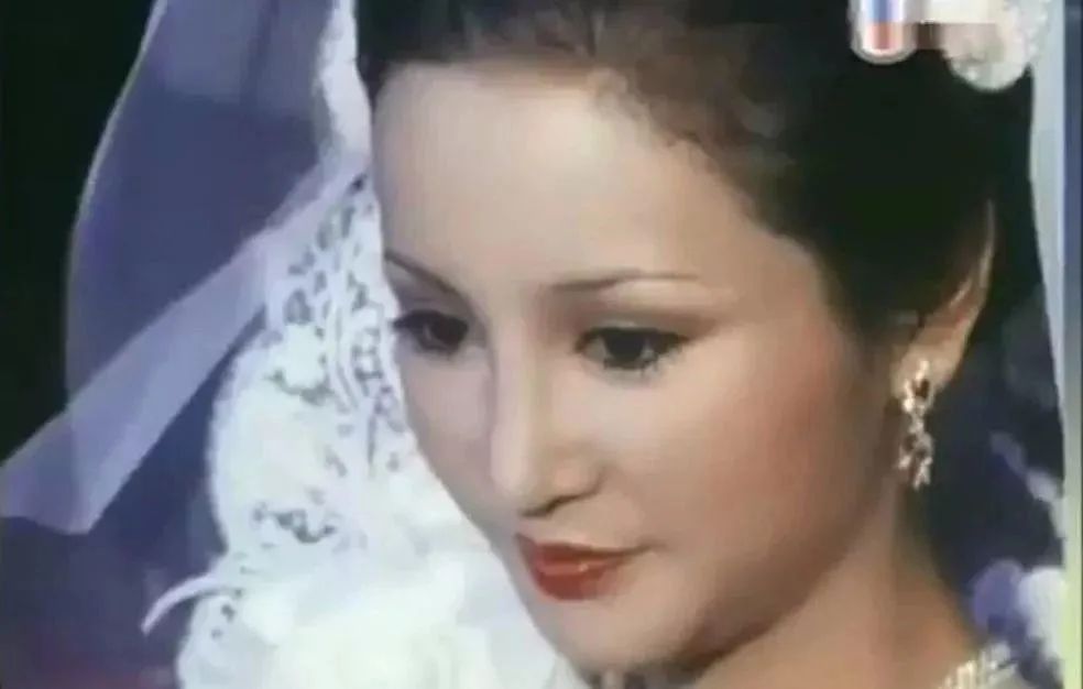 狄波拉年轻颜值巅峰(“一代美后”狄波拉的香江艳史)