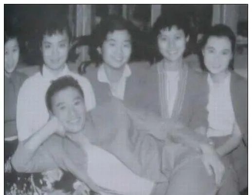 狄波拉年轻颜值巅峰(“一代美后”狄波拉的香江艳史)