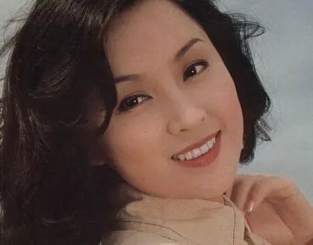 狄波拉年轻颜值巅峰(“一代美后”狄波拉的香江艳史)