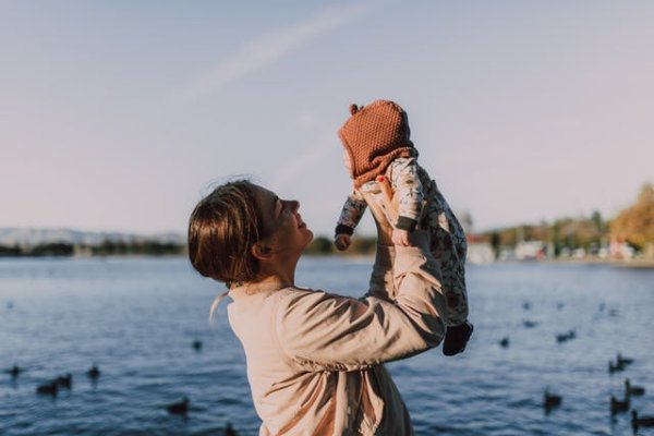 晚上生孩子比白天痛是怎么回事 跟这4个原因有关