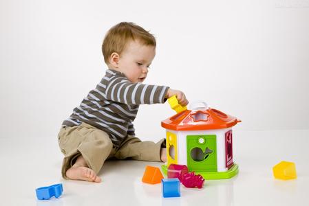 孩子带着零食和玩具去幼儿园好不好?