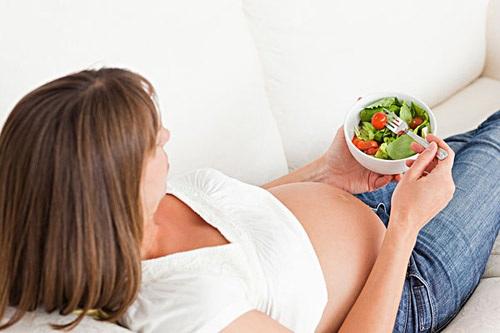 怀孕两个月孕妇嘴里苦是怎么回事？怀孕嘴里很苦怎么办