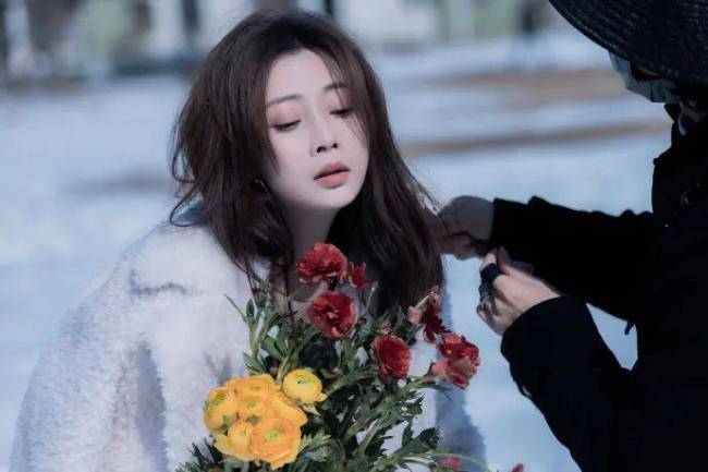 42岁殷桃手捧鲜花成熟妩媚 靠《人世间》翻红