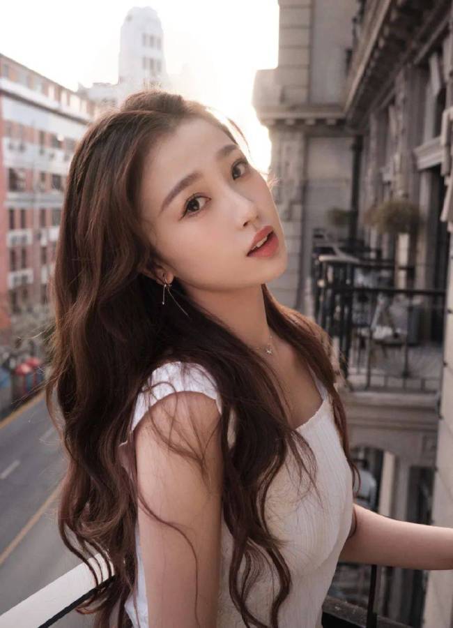 虞书欣穿着白色长裙温柔甜美！