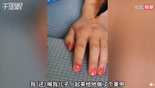 哈哈哈！男子躺5小时不起被妻子趁机缝沙发上