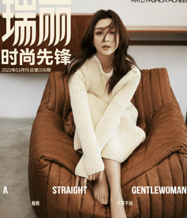 42岁殷桃穿露背长裙秀性感身姿 锁骨直角肩抢镜