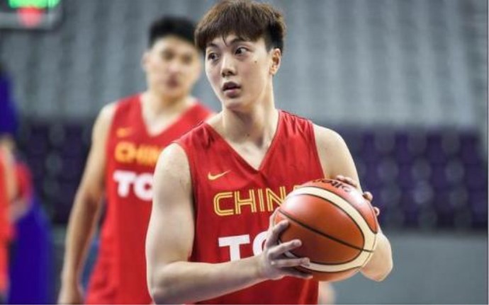 胡明轩年薪是多少 易建联年薪两千万不值这个价