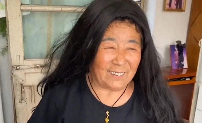 “我是田姥姥”靠一张碎嘴涨粉千万 她究竟好笑在哪