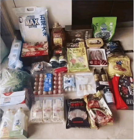 网友晒图感谢李佳琦 他给小区所有人都送了物资