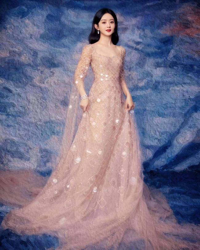 赵丽颖“六登芭莎” 粉色透视纱裙尽显曼妙身姿