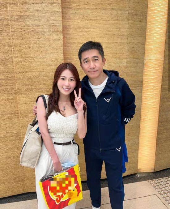 黄婧灵晒与梁朝伟合照 称其绅士帅气人超好