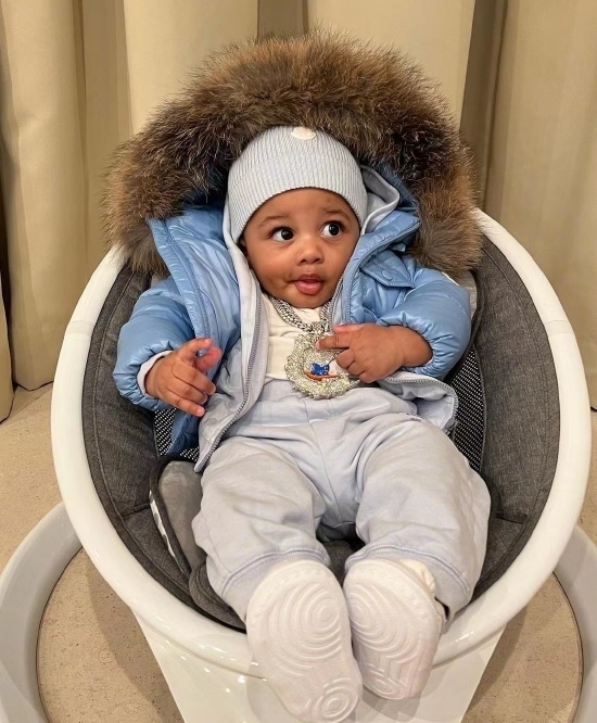 Cardi B社交平台晒娃 二儿子正面照首次曝光