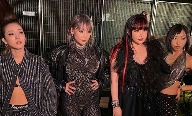 2NE1科切拉后台合影 时隔七年合体舞台引粉丝泪目