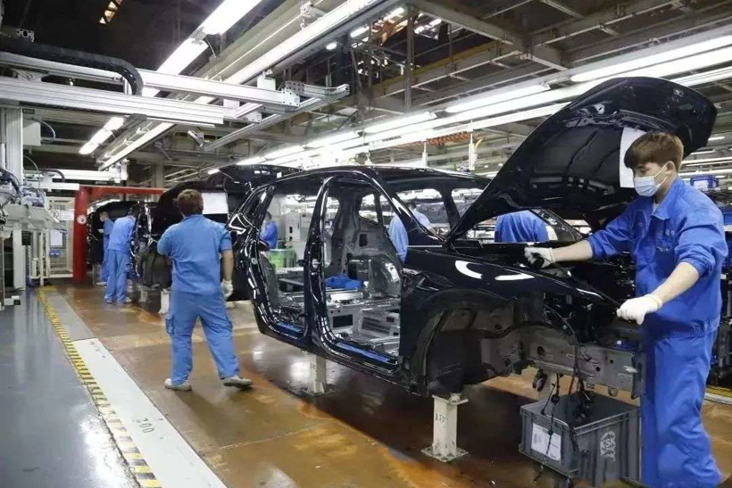 被卡住的汽车业:数千员工睡工厂,蔚小理推迟上新