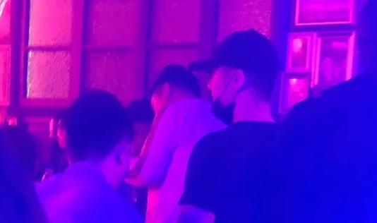 蒋劲夫现身夜店蹦迪被偶遇 美女网红陪伴在侧