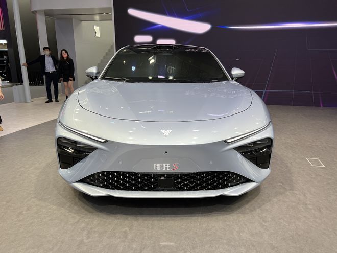 四屏交互/悬浮式方向盘 哪吒S内饰科技感十足