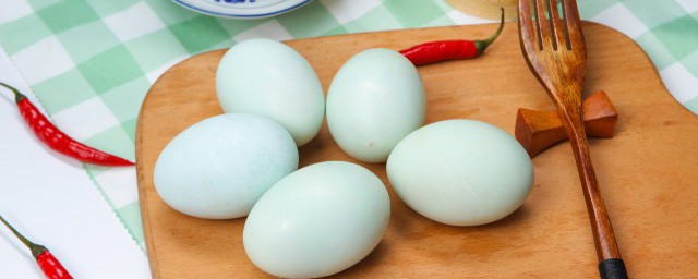 为什么咸鸭蛋蛋清咸而蛋黄不咸 咸鸭蛋蛋清咸而蛋黄不咸为什么