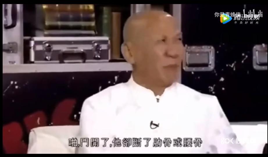 李小龙脚跟不着地图片，他的脚是一长一短吗？
