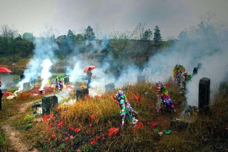 人过70不上坟什么意思，上坟是祭祀吗？