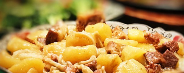 牛肩肉炖土豆的做法 牛肩肉炖土豆的家常做法