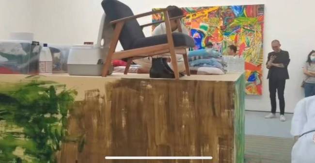 新裤子庞宽举办行为艺术展：在大箱子内住两周