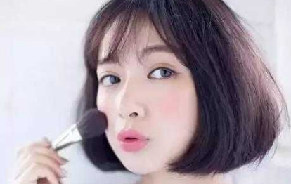 皮肤偏黄适合什么颜色的腮红 皮肤黄用啥颜色的腮红