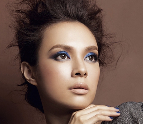 雾感妆容怎么画 烟熏妆的画法