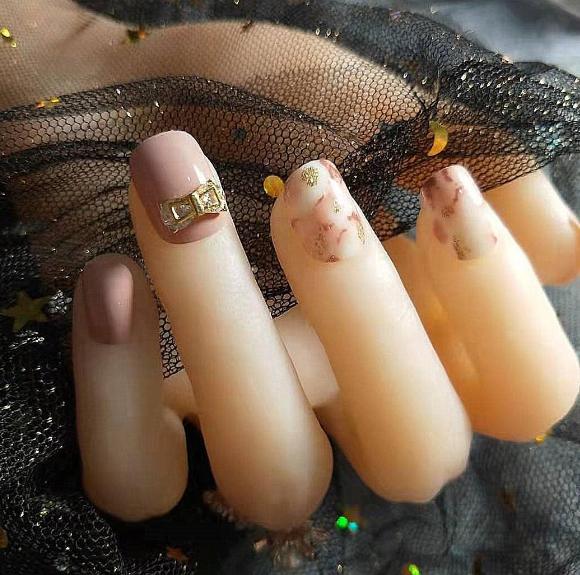 哪些美甲好看又显白？红色最适合过年，最后一款很温柔！