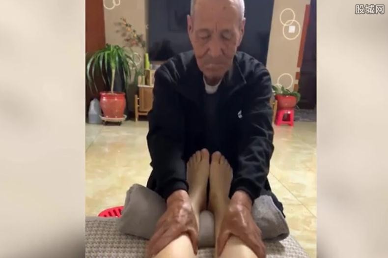 爷爷帮孕期孙女揉腿