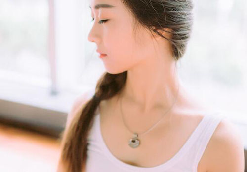 年纪轻轻就有颈纹怎么办 颈纹如何预防和淡化