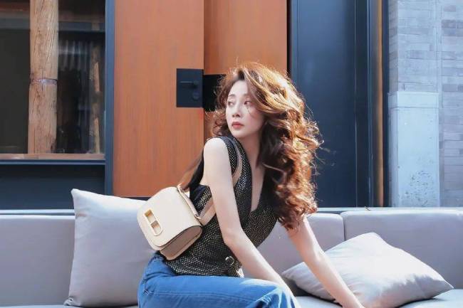 发量惊人！42岁殷桃身材曼妙如少女 豪放深V
