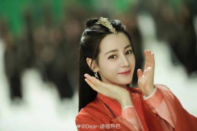 迪丽热巴红衣造型太绝 艳若桃李美得让人窒息