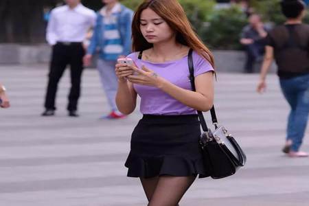 女人短袖搭配黑短裙,和这位美女的气质非常搭