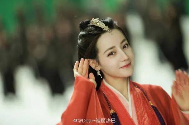 迪丽热巴红衣造型太绝 艳若桃李美得让人窒息