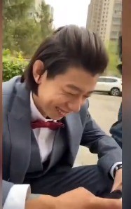 又好笑又心酸 新郎没做核酸蹲酒店门口看婚礼直播
