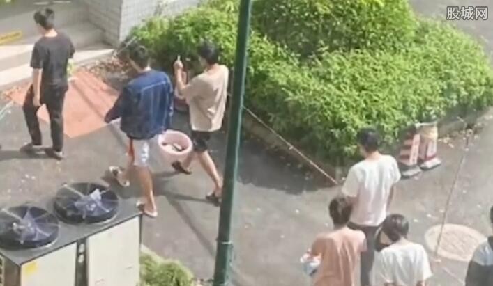 去女生浴室洗澡