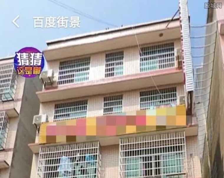 图为倒塌的民房