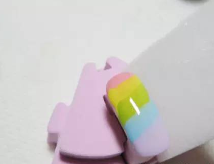 渐变美甲怎么做 多彩美甲渐变教程