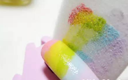 渐变美甲怎么做 多彩美甲渐变教程