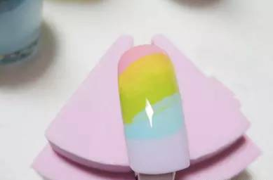 渐变美甲怎么做 多彩美甲渐变教程