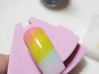 渐变美甲怎么做 多彩美甲渐变教程