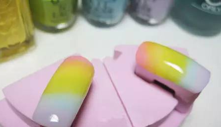 渐变美甲怎么做 多彩美甲渐变教程