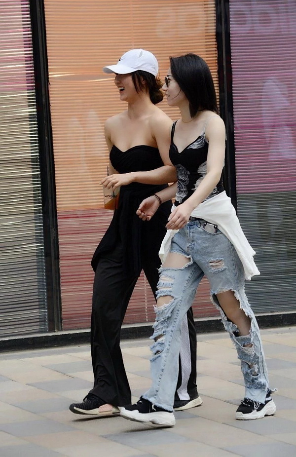 五月北京街拍，看三里屯美女个性出街