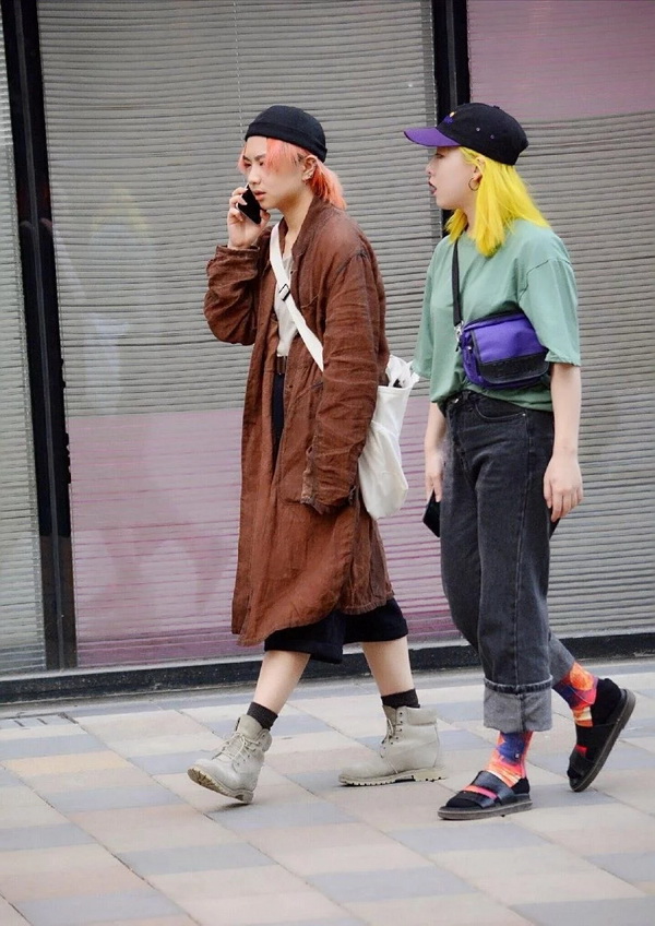 五月北京街拍，看三里屯美女个性出街