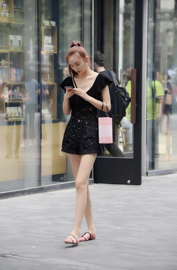 五月北京街拍，看三里屯美女个性出街