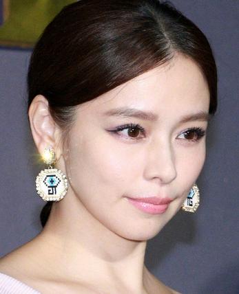 水粉色唇妆甜美更减龄 颖宝陈乔恩范冰冰都在涂