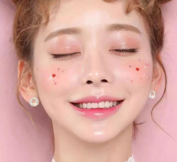 樱花粉红色腮红，让你在春天人比花更艳！