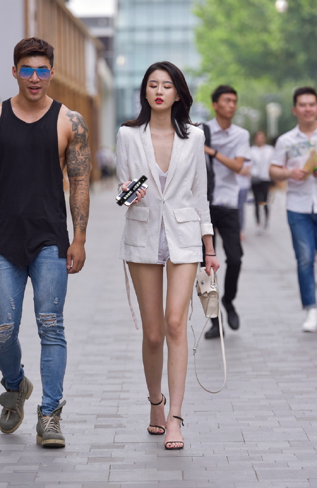 街头美女随拍，西装外套可以如此性感